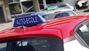 "بنك الأسئلة" يغضب مهنيي السياقة ويخرجهم للإحتجاج ضد "نارسا". 2 auto ecole