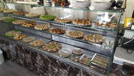 أكادير : رواج تجاري كبير بمحلات بيع الحلويات قبيل عيد الفطر