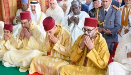 المغرب (+ فيديو): جلالة الملك يؤدي صلاة عيد الفطر ويتقبل التهاني بهذه المناسبة السعيدة