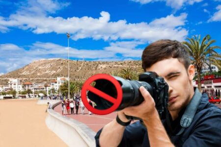 انتهاك خصوصية مواطنين بكورنيش أكادير يثير غضب الكثيرين، وسط مطالب بالتخلص من الظاهرة "الغريبة"