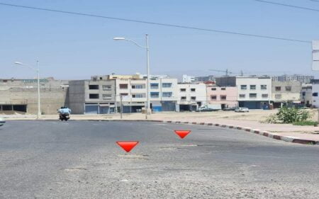 أكادير : انتشار حفر بمدخل أحد الأحياء شمال المدينة يثير غضب مواطنين، وسط مطالب بالقطع مع سياسة "الترقيع"