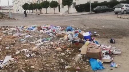 أكادير : انعدام حاويات النظافة يحول فضاء إلى مطرح عشوائي للنفايات