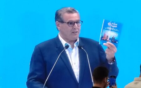 أخنوش من أكادير : "أنجزنا في نصف الولاية ما لم تستطع حكومات سابقة إنجازه في ولاية كاملة، وأمنح هذا الكتاب للأغلبية والمعارضة ولشريكنا وزير الداخلية"