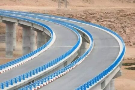 تشييد منشأة فنية عملاقة على مستوى الطريق السريع تزنيت الداخلة، وهذه آخر مستجدات المشروع (+ صور)
