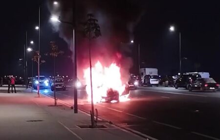 بالفيديو: النيران تلتهم سيارة بالكامل ضواحي أكادير، و تحولها إلى هيكل حديدي. بالفيديو: النيران تلتهم سيارة بالكامل ضواحي أكادير، و تحولها إلى هيكل حديدي.
