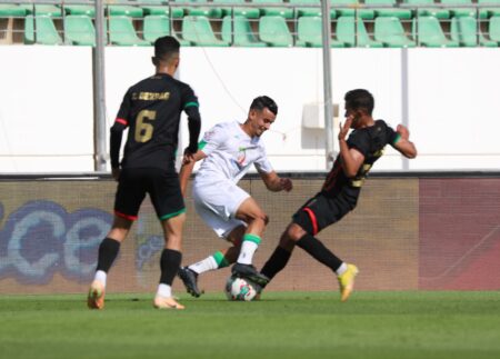 فريق الجيش الملكي يخطف فوزا صعبا من قلب ملعب أكادير أمام الدشيرة، و يتأهل إلى نصف نهائي كأس العرش لكرة القدم. فريق الجيش الملكي يخطف فوزا صعبا من قلب ملعب أكادير أمام الدشيرة، و يتأهل إلى نصف نهائي كأس العرش لكرة القدم.