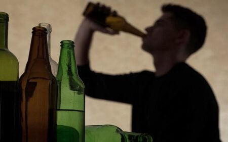 أكادير : تحويل مدخل أحد الأحياء إلى فضاء للسكر والعربدة يحول حياة المواطنين إلى جحيم لا يطاق، وسط مطالب بتدخل الجهات الوصية