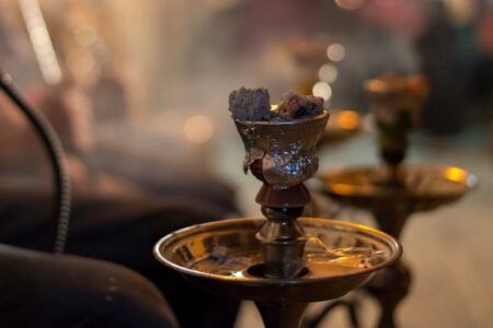 أكادير : تواجد مقاهي للشيشا بجوار صرح ديني، يثير استياء المواطنين.