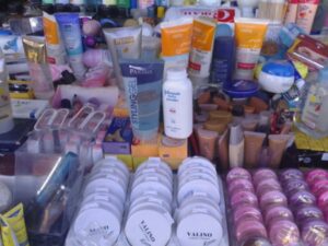 شاحنة محملة بمواد منتهية الصلاحية تستنفر المصالح الأمنية 8 cosmetique