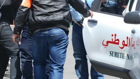 ميدلت.. الشرطة القضائية توقف مساعد سائق حافلة متورط في حيازة المخدرات ميدلت.. الشرطة القضائية توقف مساعد سائق حافلة متورط في حيازة المخدرات