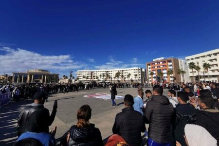 أساتذة التعاقد يحتجون أمام الأكاديميات، دعما للموقوفين المحالين على المجالس التأديبية.