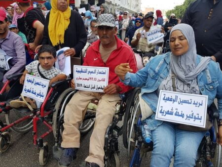 "تعنيف" الأشخاص في وضعية إعاقة خلال وقفة سلمية أمام البرلمان يفجر غضب أكبر جمعية حقوقية بالمغرب