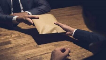 مداهمة منزل المستشار بديوان الوزير للسابق، بطل فضيحة رشوة 30 مليون مقابل منصب عمل.
