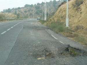 أكادير: حُفر مقطع طرقي هام تتجدد..، فهل من تدخل عاجل لضمان سلامة السائقين؟ (+صور)