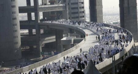 حجاج بيت الله الحرام يستقبلون أول أيام التشريق ويرمون الجمرات الثلاث. حجاج بيت الله الحرام يستقبلون أول أيام التشريق ويرمون الجمرات الثلاث.