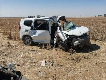 انقلاب سيارة أجرة يتسبب في وفاة شخصين، وإصابة 5 أشخاص آخرين في حادثة مروعة.