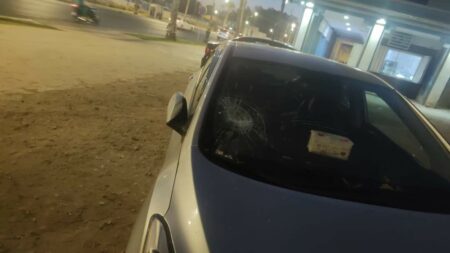 أكادير : تهشيم الواقيات الزجاجية لمجموعة من السيارات وسط الشارع العام