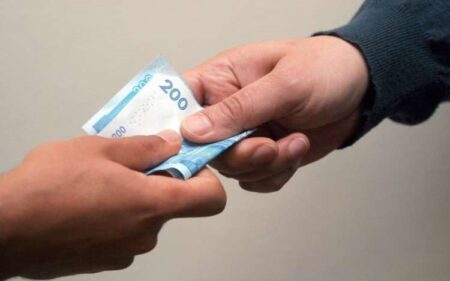 الإبتزاز و الرشوة يقودان عميد شرطة إلى التوقيف.