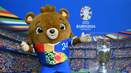 إسبانيا تفاجيء ألمانيا بالهزيمة في عقر الدار، و تتأهل لنصف نهائي كأس أوروبا.