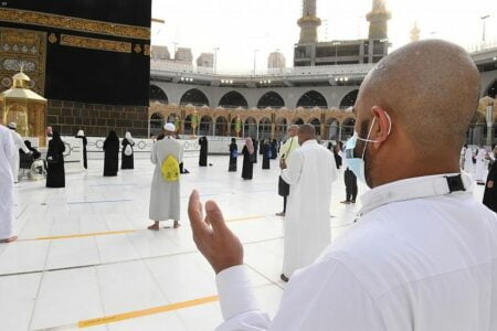 الحجاج المتعجلون يغادرون منى لتأدية طواف الوداع.