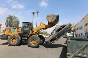 جماعة أكادير تباشر عملية إزالة السيارات المهملة بشوارع المدينة.