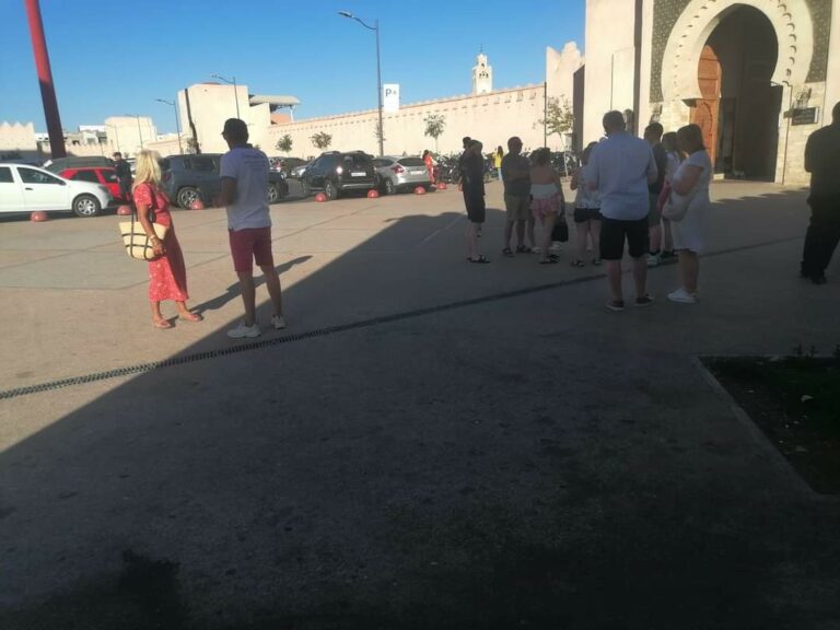 أكادير : مطالب بإيفاد لجنة إلى سوق الأحد للوقوف على مشكلة المرابد وكراسي الانتظار الإسمنتية