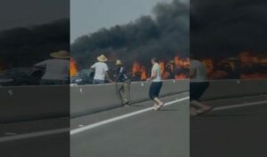 النيران تلتهم شاحنة كبيرة بالطريق السيار أكادير مراكش، و حالة استنفار تعقب الحادث. 4 IMG45123