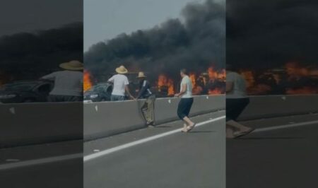 النيران تلتهم شاحنة كبيرة بالطريق السيار أكادير مراكش، و حالة استنفار تعقب الحادث. النيران تلتهم شاحنة كبيرة بالطريق السيار أكادير مراكش، و حالة استنفار تعقب الحادث.