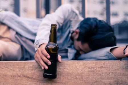 3 وفيات و18 حالة تسمم جراء تناول كحول مغشوش 3 وفيات و18 حالة تسمم جراء تناول كحول مغشوش