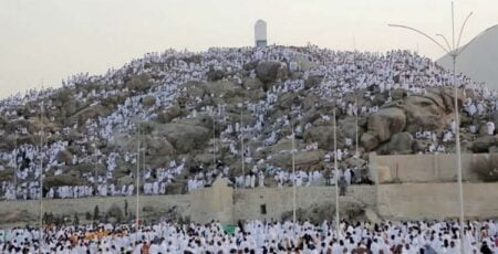 ملايين الحجاج يتوافدون إلى صعيد عرفات لأداء ركن الحج الأعظم