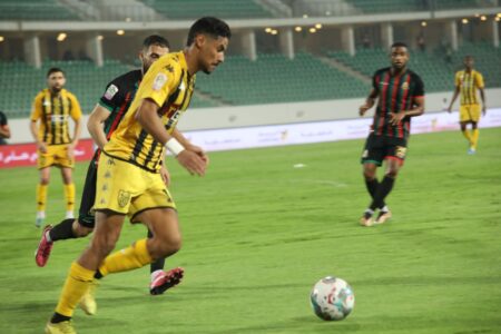 الجيش الملكي يطيح بالمغرب الفاسي، و يتأهل لنهائي كأس العرش. الجيش الملكي يطيح بالمغرب الفاسي، و يتأهل لنهائي كأس العرش.