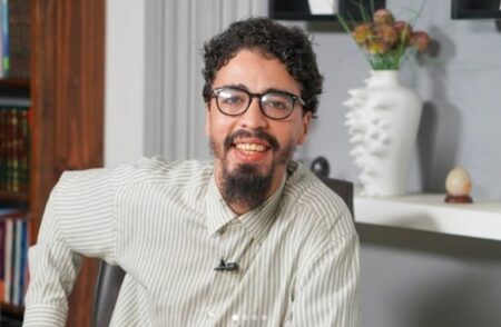 هشام بسطاوي يهاجم أصحاب بوجلود: "لي راجل ديال بصح والله ما يرضى يدير لعكر وبيروك"