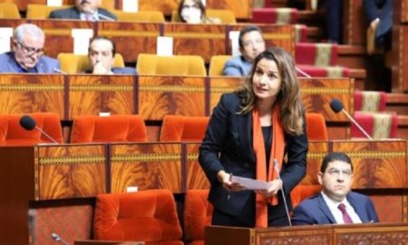 بعد ضجة "القبلة" المثيرة للجدل، الوزيرة بنعلي مطلوبة في البرلمان.