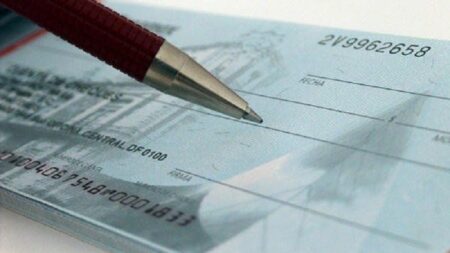 "شيكات منقوشة" توقع بالعشرات من تجار الجملة، والنيابة العامة تدخل على الخط