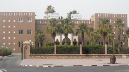 تزنيت: ضباب اللوحات الإشهارية الضخمة يُخفي شمس الحقائق!..ازدحامٌ إعلانيٌّ وغيابٌ للعدالة.