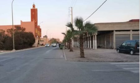 مواطنون يشتكون من الوضعية المزرية لشارع بأيت ملول، وسط مطالب بحماية أرواح مستعملي الطريق.