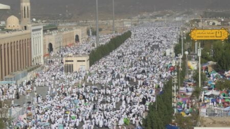 حجاج بيت الله يودعون عرفات ويتجهون إلى مزدلفة في رحلة إيمانية مباركة