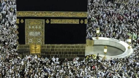 حجاج بيت الله الحرام يؤدون طواف الإفاضة في أول أيام عيد الأضحى المبارك