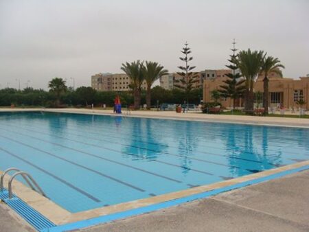 فعاليات جمعوية تنتقد افتقار مدينة تزنيت للمسابح العمومية