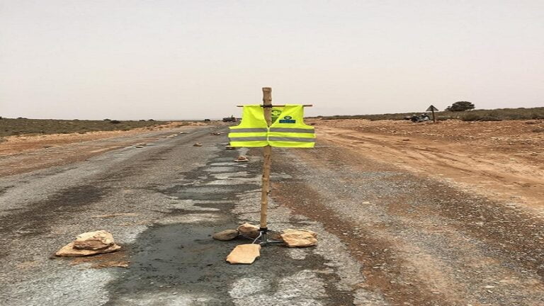 تزنيت و بالصور.. أهالي أولاد نومر يرقمون حكاية الإهمال والتهميش بترقيع طريقهم بالإسمنت