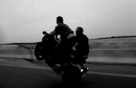 السياقة المتهورة تتسبب في وفاة شابين بأكادير بعد قدومهما من الدار البيضاء.
