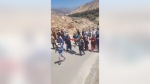تارودانت : ساكنة جماعة "تمالوكت" تخرج في مسيرة العطش، وتطالب بإيجاد حلول لأزمة الماء 7 IM99043110