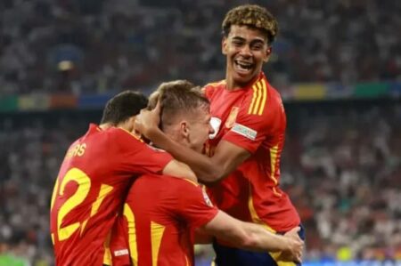 إسبانيا تطيح بانجلترا، و تفوز بكأس أوروبا. إسبانيا تطيح بانجلترا، و تفوز بكأس أوروبا.