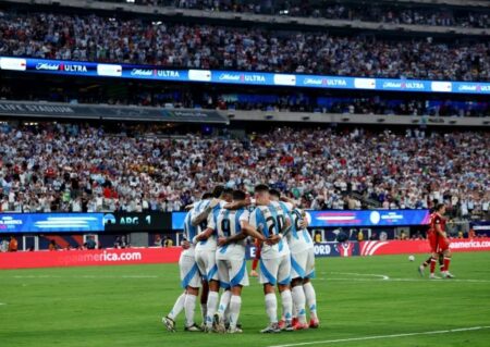 تتويج منتخب الأرجنتين بطلا لبطولة كوبا أمريكا 2024، بعد بداية مؤسفة بأحداث لارياضية. تتويج منتخب الأرجنتين بطلا لبطولة كوبا أمريكا 2024، بعد بداية مؤسفة بأحداث لارياضية.