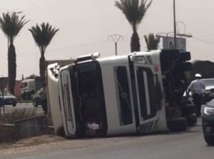 انقلاب شاحنة كبيرة محملة بأطنان من البضائع ضواحي أكادير.