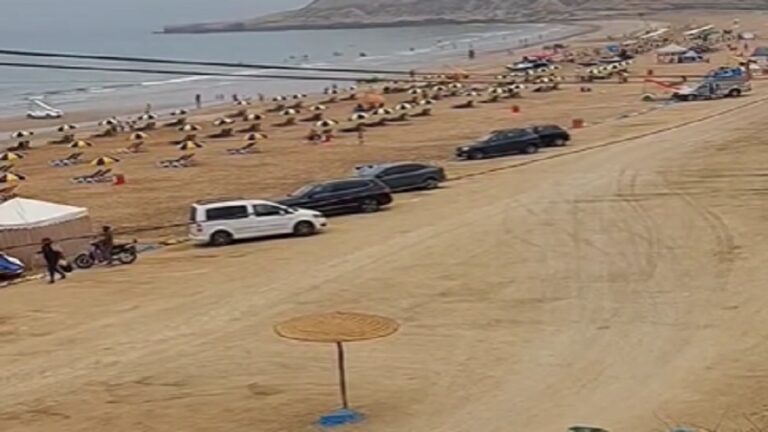 أكادير : مافيا البارسولات تحتل مساحات شاسعة من شاطئ 25 كلم، وسط مطالب بتدخل الجهات الوصية