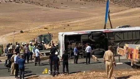 انقلاب حافلة للمسافرين بالطريق السيار أكادير مراكش يصرع شخصين، و يتسبب في إصابة آخرين.