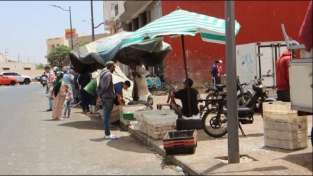 سوق "عوا" بأكادير .. أزبال منتشرة وروائح مريعة تقلق راحة الساكنة المجاورة