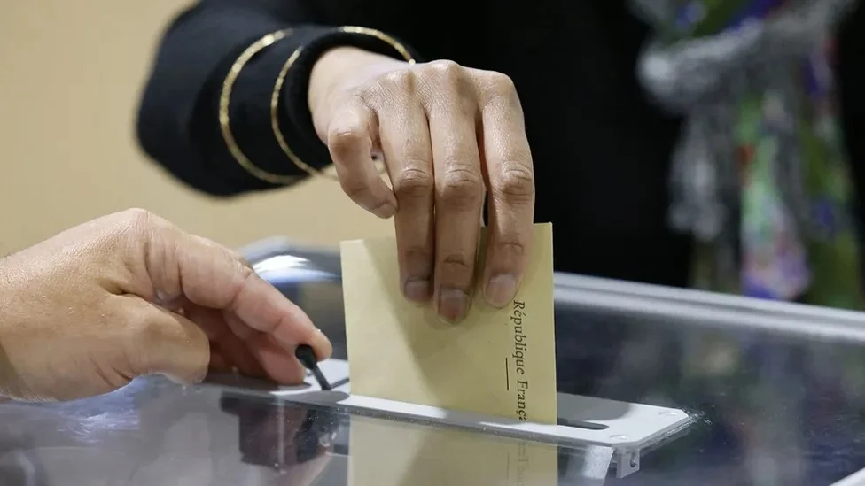 الانتخابات البرلمانية الفرنسية: اليمين المتطرف يتقدم، والأغلبية المطلقة غير مؤكدة