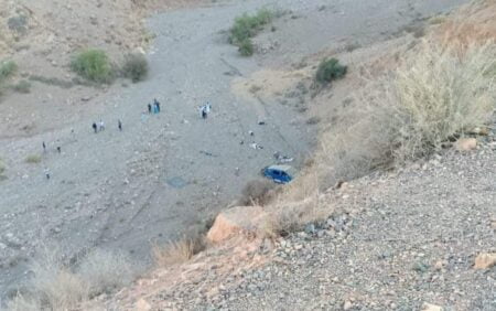سقوط قتلى وجرحى في حادث انقلاب سيارة للنقل المزدوج وسط وادي ضواحي تارودانت سقوط قتلى وجرحى في حادث انقلاب سيارة للنقل المزدوج وسط وادي ضواحي تارودانت